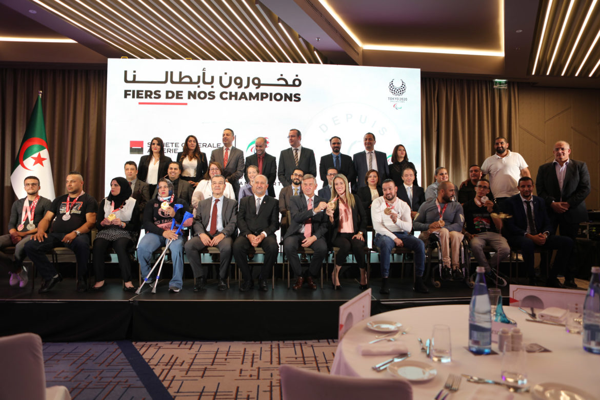 Les-athlètes-médaillés-des-jeux-paralympiques-avec-le-Président-de-la-Fédération-de-handisport,le-président-du-Directoire-de-SGA-et-le-staff-de-SGA