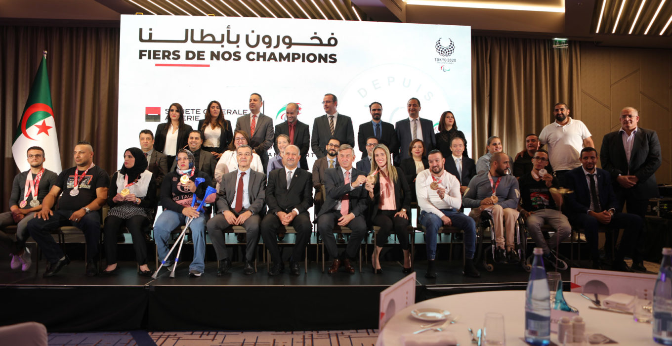 Les-athlètes-médaillés-des-jeux-paralympiques-avec-le-Président-de-la-Fédération-de-handisport,le-président-du-Directoire-de-SGA-et-le-staff-de-SGA