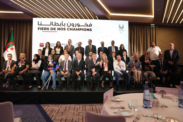 Les-athlètes-médaillés-des-jeux-paralympiques-avec-le-Président-de-la-Fédération-de-handisport,le-président-du-Directoire-de-SGA-et-le-staff-de-SGA